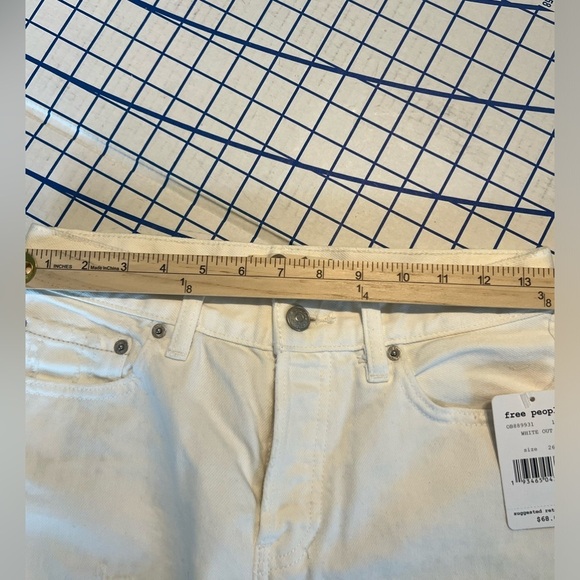 NWT FREE PEOPLE WHITE OUT DENIM CUTOFF SHORTS WHITE SZ 26 BUTTON FLY DISTRESSING - Picture 4 of 6